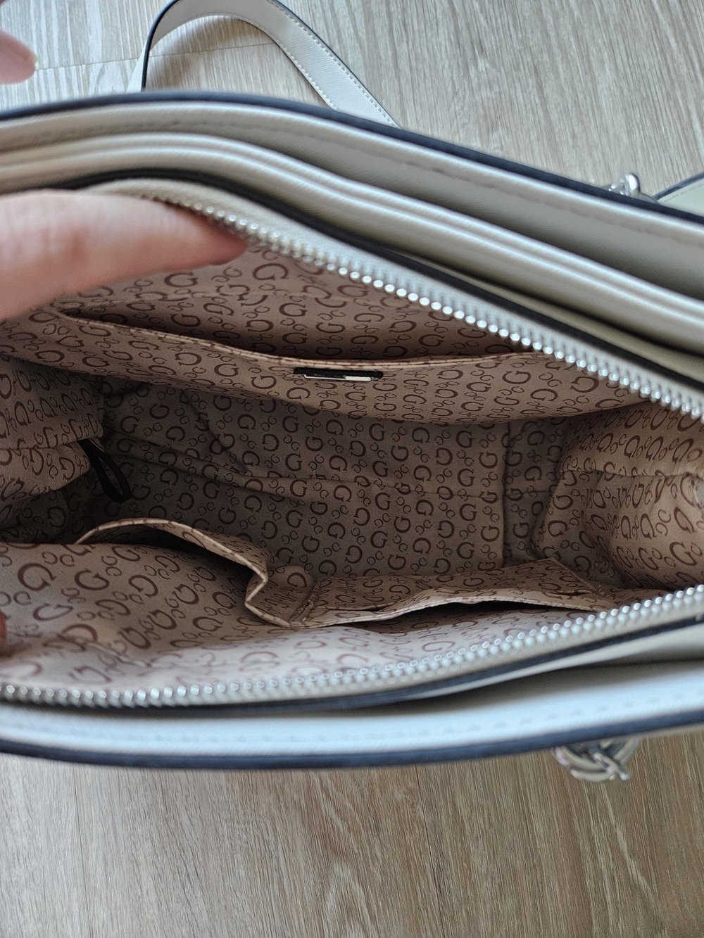 GUESS White Floral Handbag - Picture 3 of 10
